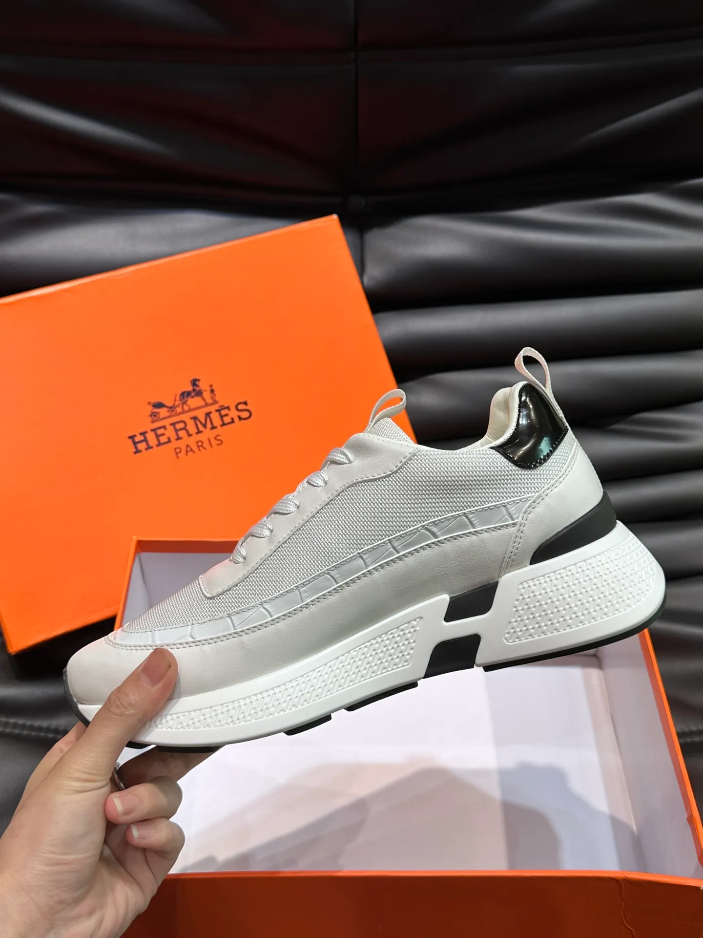 Factory price: 520💰HERMES/Hermes Hugo thick-soled sneakers are casual men's shoes. These sneakers are made of imported first-layer cowhide leather and breathable mesh design. The contrasting color design creates a dynamic and modern shape. The front end of the toe is decorated with natural-color rubber inlays, making it novel and fashionable. The texture is incomparable, with cowhide lining and cowhide foot pads, the upper foot is comfortable and breathable, and the rubber sole is decorated with geometric patterns and iconic "H" details. A very personal one! Size: 39-44 (customized at 38.45)